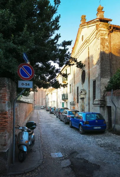 Montagnana, Itália - 6 de agosto de 2017: arquitetura das ruas tranquilas da cidade velha no início da manhã. — Fotografia de Stock