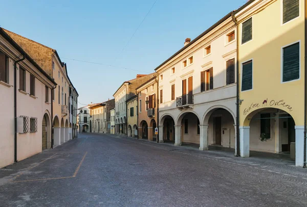 Montagnana, Itálie - 6. srpna 2017: architektura klidných ulic starého města v časných ranních hodinách. — Stock fotografie