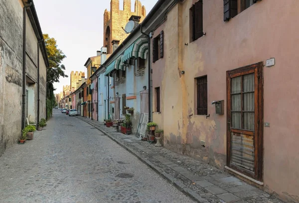 Montagnana, İtalya - 6 Ağustos 2017: Eski şehrin sakin sokaklarının mimarisi.