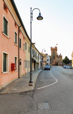 Montagnana, İtalya - 6 Ağustos 2017: Eski şehrin sakin sokaklarının mimarisi.