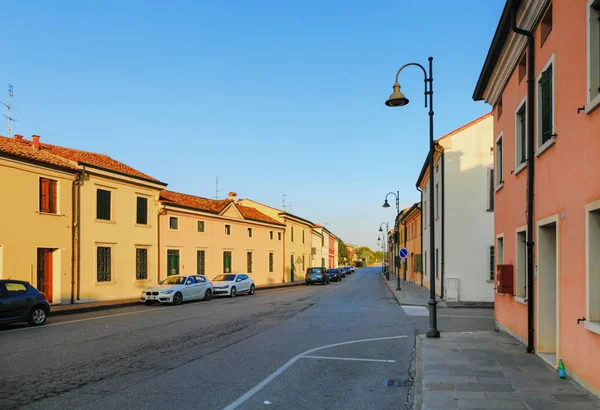 Montagnana, Italië - 6 augustus 2017: architectuur van de rustige straten van de oude stad in de vroege ochtend. — Stockfoto
