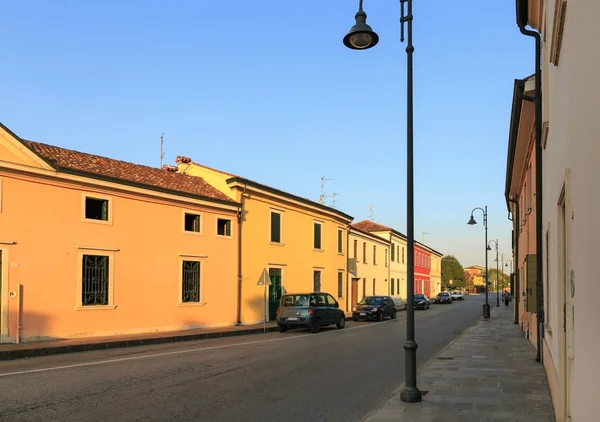 Montagnana, Italia - 6 de agosto de 2017: arquitectura de las tranquilas calles de la ciudad vieja en la madrugada. —  Fotos de Stock