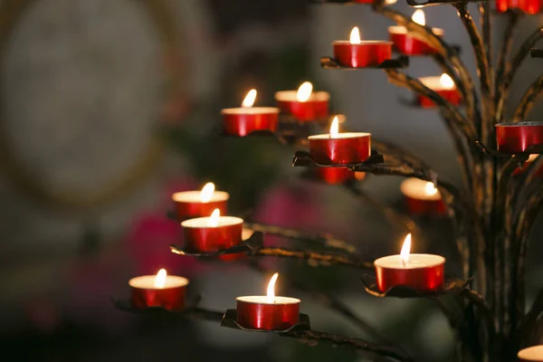 Flammen brennen Kerzen in einer katholischen Kathedrale. — Stockfoto