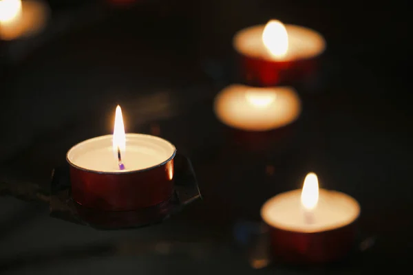 Горящие свечи в католическом соборе . — стоковое фото