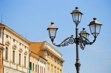 Mavi gökyüzüne karşı eski sokak lambası.