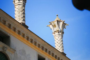 Montagnana, İtalya - 6 Ağustos 2017: windows şehrin sokaklarında özel evlerin mimarisini.