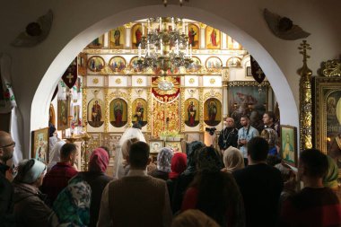 Gomel, Belarus - 23 Eylül 2017: Muzaffer kutsal büyük şehit George Kilisesi. Vaftiz ayini.