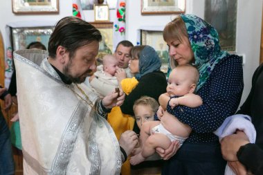 Gomel, Belarus - 23 Eylül 2017: Muzaffer kutsal büyük şehit George Kilisesi. Vaftiz ayini.