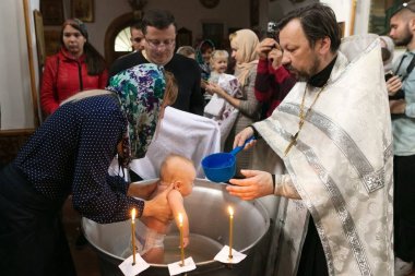 Gomel, Belarus - 23 Eylül 2017: Muzaffer kutsal büyük şehit George Kilisesi. Vaftiz ayini.