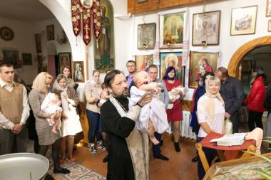 Gomel, Belarus - 23 Eylül 2017: Muzaffer kutsal büyük şehit George Kilisesi. Vaftiz ayini.