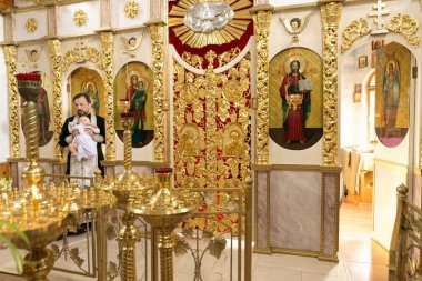 Gomel, Belarus - 23 Eylül 2017: Muzaffer kutsal büyük şehit George Kilisesi. Vaftiz ayini.