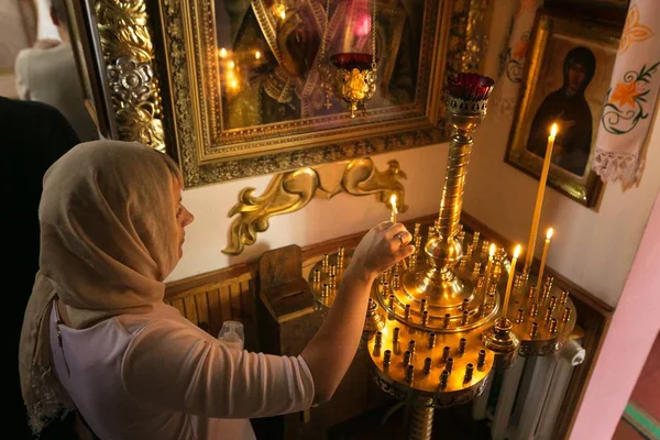 Homel, Wit-Rusland - 23 September 2017: De kerk van de Heilige grote martelaar George de overwinnaar. Het interieur van de kerk. — Stockfoto