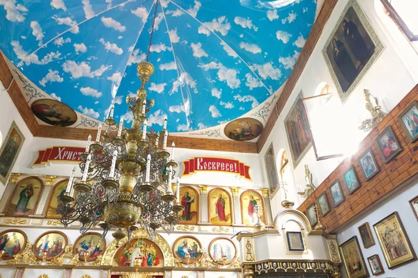 GOMEL, BELARUS - September 23, 2017: The Church of the Holy Great Martyr George the Victorious. The interior of the church. — Stock Photo, Image