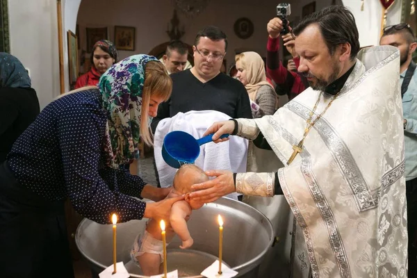 Gomel, Belarus - 23 Eylül 2017: Muzaffer kutsal büyük şehit George Kilisesi. Vaftiz ayini.