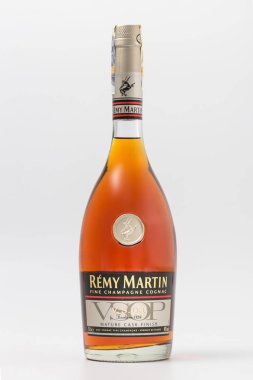 Gomel, Belarus - 17 Ekim 2017: Şişe konyak Remy Martin tek sesli bir arka plan üzerinde.