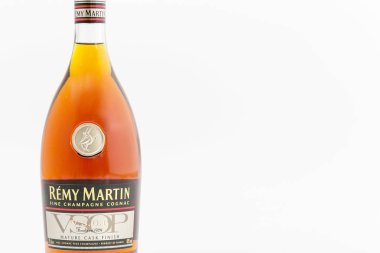 Gomel, Belarus - 17 Ekim 2017: Şişe konyak Remy Martin tek sesli bir arka plan üzerinde.