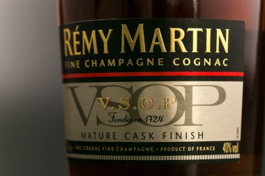 Gomel, Belarus - 17 Ekim 2017: Şişe konyak Remy Martin tek sesli bir arka plan üzerinde.