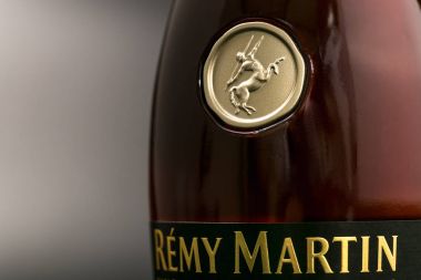 Gomel, Belarus - 17 Ekim 2017: Şişe konyak Remy Martin tek sesli bir arka plan üzerinde.
