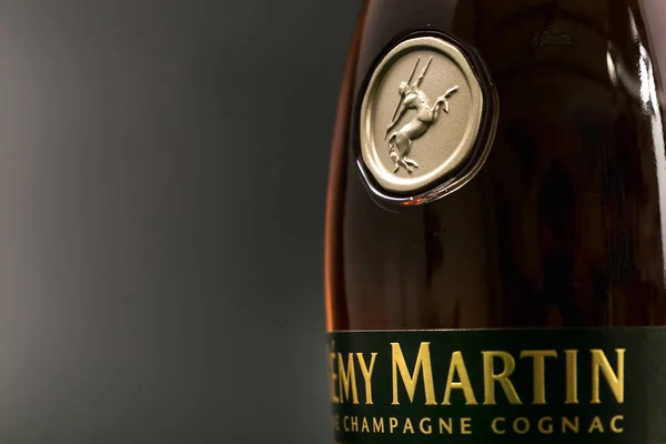 ГОМЕЛЬ, БЕЛАРУС - 17 октября 2017 года: Бутылка коньяка Реми Мартин на монофоническом фоне . — стоковое фото