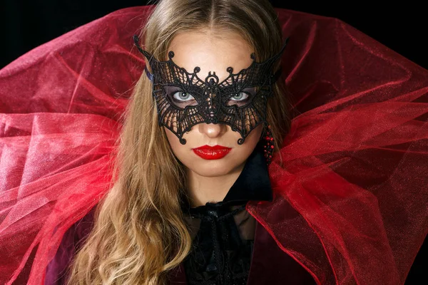 Make-up flicka häxa på Halloweenkostym i svart mask. — Stockfoto