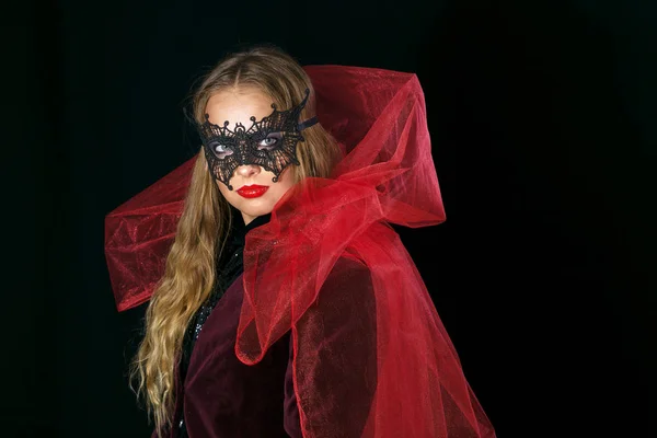 Maquilhagem menina bruxa no halloween traje em máscara preta . — Fotografia de Stock