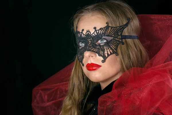 Maquilhagem menina bruxa no halloween traje em máscara preta . — Fotografia de Stock