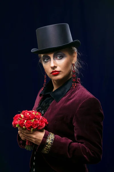 Fada arte teatral make-up menina em um cilindro de chapéu em um fundo roxo . — Fotografia de Stock