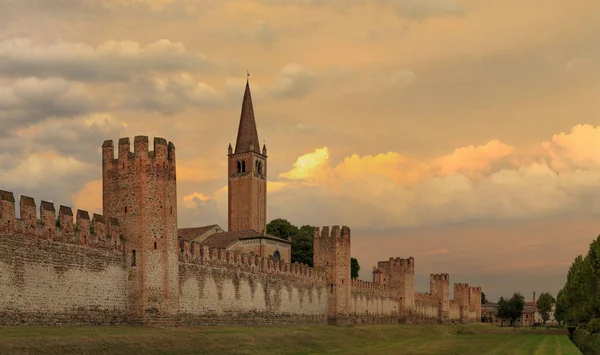 Montagnana, İtalya - 6 Ağustos 2017: kırmızı tuğladan yapılmış güçlendirilmiş bir şehir duvarı. — Stok fotoğraf