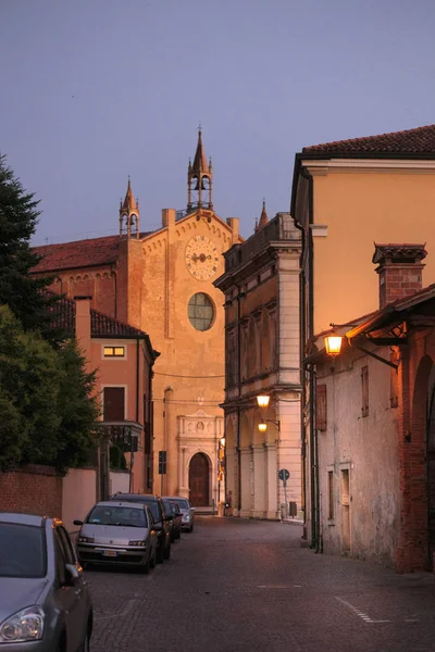 Montagnana, Itálie – 6. srpna 2017: Osvětlené ulice starého města někdy v noci. — Stock fotografie