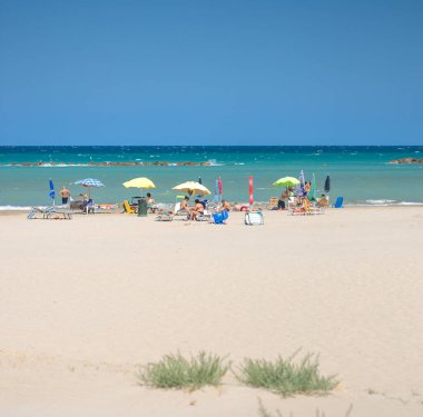 İtalya 'nın beyaz plajları. deniz göğü insanları şemsiyeler güneş yatakları.