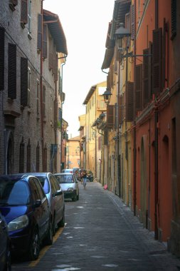 Fano, İtalya - 8 Ağustos 2017: Geceleri eski şehrin dar sokakları.