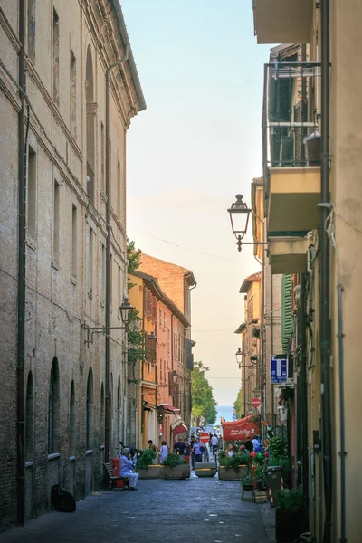 Fano, Itálie - 8. srpna 2017: Úzké ulice starého města v noci. — Stock fotografie
