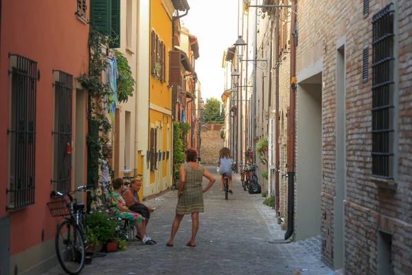 Fano, Italia - 8 de agosto de 2017: Calles estrechas de la ciudad vieja por la noche a veces. — Foto de Stock