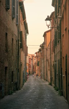 Fano, İtalya - 8 Ağustos 2017: Geceleri eski şehrin dar sokakları.