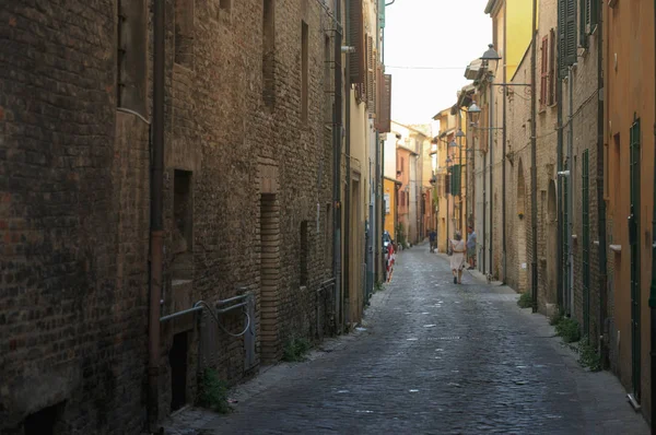 Fano, Italia - 8 de agosto de 2017: Calles estrechas de la ciudad vieja por la noche a veces. — Foto de Stock