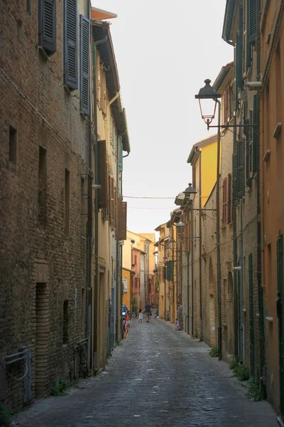 Fano, Italia - 8 de agosto de 2017: Calles estrechas de la ciudad vieja por la noche a veces. — Foto de Stock