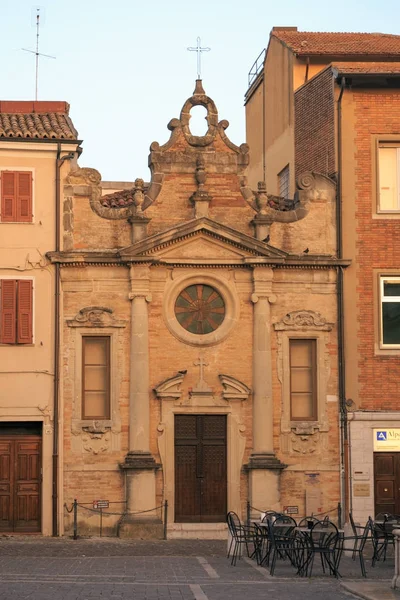 Фано, Італія - 8 серпня 2017: стара будівля з червоної цегли в старому місті.. — стокове фото