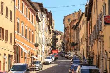 Urbino, İtalya - 9 Ağustos 2017: Urbino eski kasaba küçük bir sokak. güneşli bir gün. Via Cezare Battisti