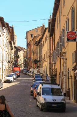 Urbino, İtalya - 9 Ağustos 2017: Urbino eski kasaba küçük bir sokak. güneşli bir gün. Via Cezare Battisti