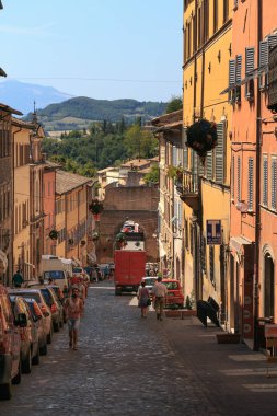 Urbino, İtalya - 9 Ağustos 2017: Eski Urbino kasabasında küçük bir sokak. güneşli bir gün.