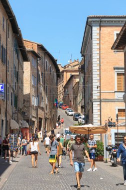 Urbino, İtalya - 9 Ağustos 2017: Urbino eski kasaba küçük bir sokak. güneşli bir gün. Via Raffaello