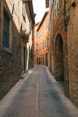 Urbino, İtalya - 9 Ağustos 2017: Eski Urbino kasabasında küçük bir sokak. güneşli bir gün.