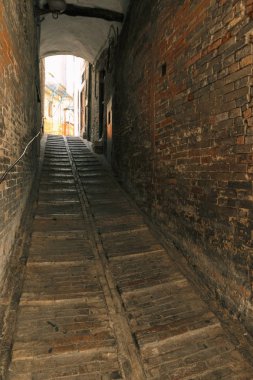 Urbino, İtalya - 9 Ağustos 2017: dar tünel. konut arasında geçiş.