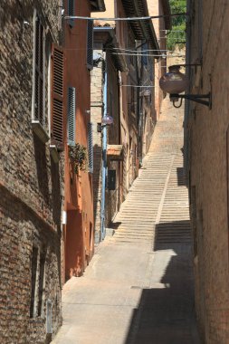 Urbino, İtalya - 9 Ağustos 2017: dar taş merdivenle konut binalar arasında.