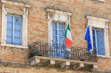 Urbino, İtalya - 9 Ağustos 2017: Urbino 'daki bir binanın mimari öğeleri.