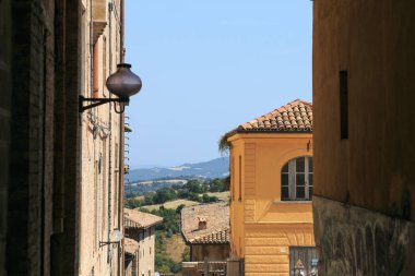 Urbino, İtalya - 9 Ağustos 2017: Urbino 'daki bir binanın mimari öğeleri.