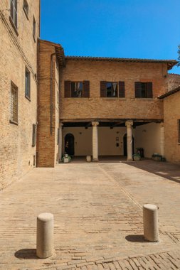 Urbino, İtalya - 9 Ağustos 2017: Urbino 'daki bir binanın mimari öğeleri.