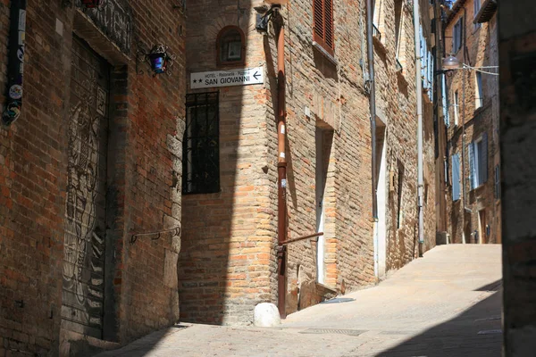 ウルビーノ、イタリア - 2017 年 8 月 9 日: ウルビーノの古い町の小さい通り。晴れた日。Cezare バッティスティ経由 — ストック写真