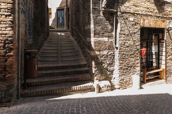Urbino, Italia - 9 agosto 2017: Una piccola strada nel centro storico di Urbino. giornata di sole. — Foto Stock
