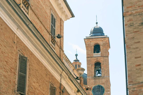 Urbino, Itália - 9 de agosto de 2017: elementos arquitetônicos de um edifício na cidade velha de Urbino. — Fotografia de Stock